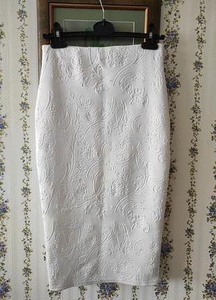 Краствая белая юбкс миди карандаш, с выдавленным жаккардовым узором