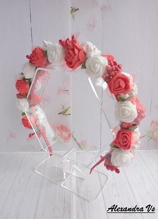 Обруч венок с красными и белыми розочками