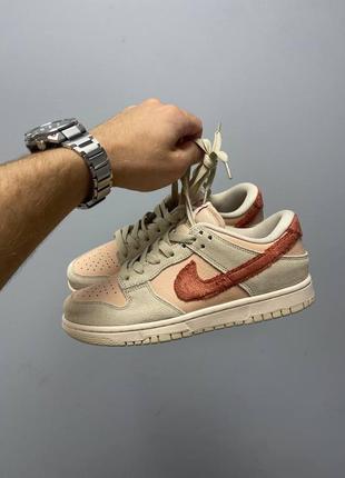 Классные женские кроссовки nike sb dunk low terry swoosh бежевые с махровым лого8 фото