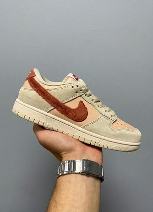 Классные женские кроссовки nike sb dunk low terry swoosh бежевые с махровым лого1 фото