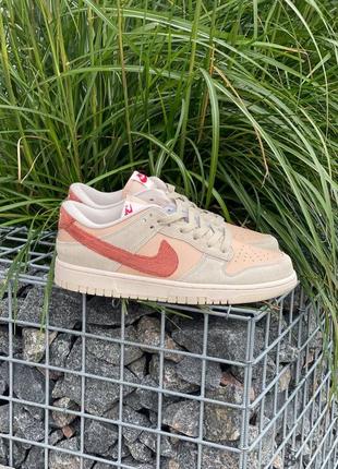 Классные женские кроссовки nike sb dunk low terry swoosh бежевые с махровым лого5 фото