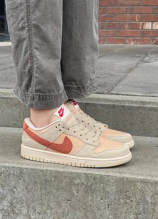 Классные женские кроссовки nike sb dunk low terry swoosh бежевые с махровым лого7 фото