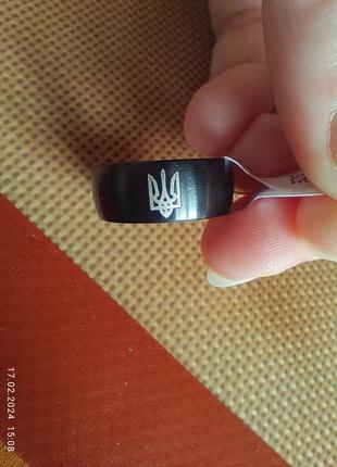 Кольцо черное с гербом украины и гравировкой5 фото