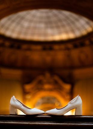 Белые свадебные туфли1 фото