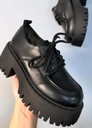 Черные закрытые туфли на шнуровке1 фото