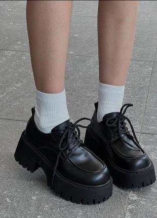 Чорні закриті туфлі на шнуровці2 фото