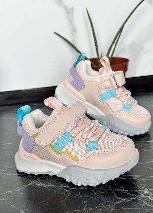 Яскраві кросівки на весну