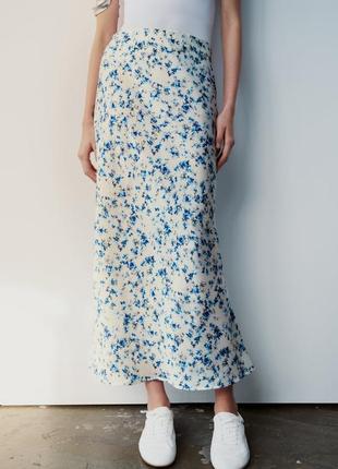 Атласная юбка средней длинны с принтом3 фото