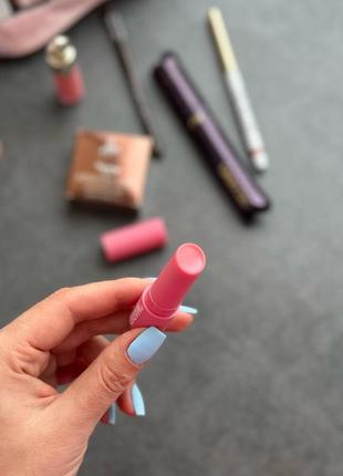 Зволожуючий глянсовий бальзам-сироватка для губ makeup by mario moistureglow plumping lip serum (pink glow) 1 g2 фото