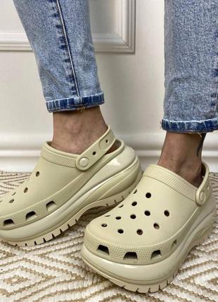 Женские кроксы сабо crocs classic mega crush bone беж лидер продаж1 фото