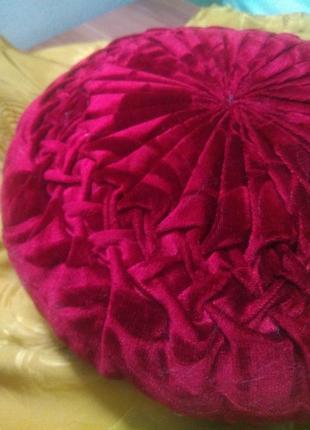 Круглая декоративная бархатная красная подушка3 фото