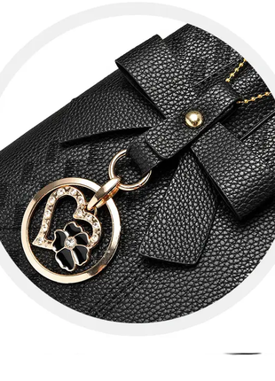 Жіноча стильна шкіряна сумочка модного бренду сумочка з ремінцями брелок9 фото
