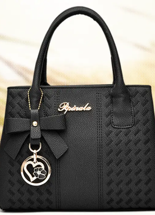 Жіноча стильна шкіряна сумочка модного бренду сумочка з ремінцями брелок6 фото