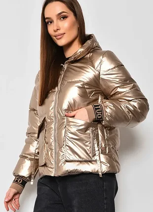 Стильная блестящая куртка с капюшоном металлик золотистая с капюшоном с большими карманами
