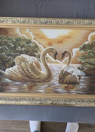 Картина из янтаря лебедина пара 70х50