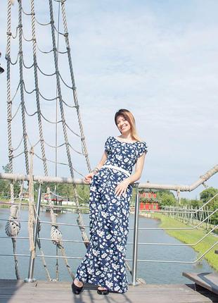 Квітково-синя сукня з кишенями по боках