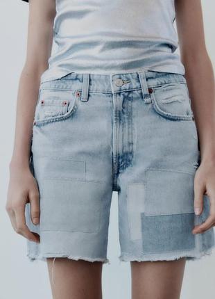 Джинсовые шорты trf с нашивками от zara, размер 34