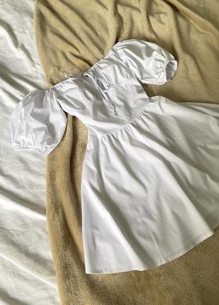 Белое платье с объемным рукавом