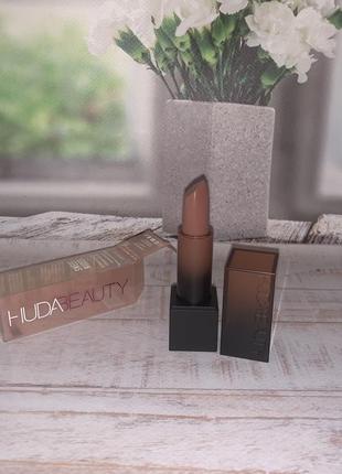 Нюдова кремова помада huda beauty sweet cheeks7 фото