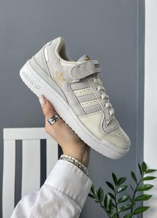 Красивые женские кроссовки adidas forum low gray gold серо-бежевые