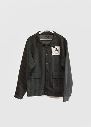 Темно-серая куртка в полоску talk с патчем-нашивкой