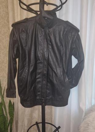 Стильная кожаная куртка в винтажном стиле
