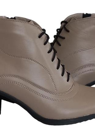 Ботинки женские кожаные на каблуке цвет капучино5 фото