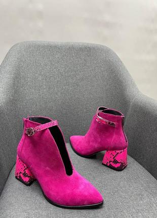 Рожеві малинові фуксія черевики ботильони з гострими носком