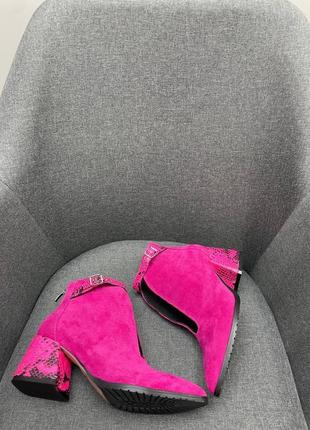 Рожеві малинові фуксія черевики ботильони з гострими носком