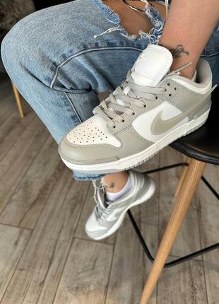 Nike Essential Tætsiddende joggingbukser i beige fleece