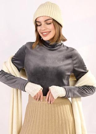 Велюровый серый гольф