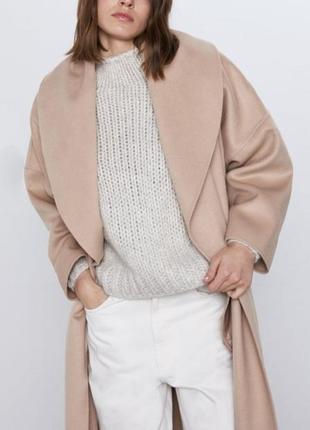 Пальто- халат zara светло-бежевого цвета с поясом5 фото