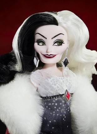 Disney villains style cruella de vil. колекційна лялька круелла де вілль6 фото