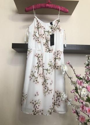 Нежное шифоновое белое платье на бретельках с цветами