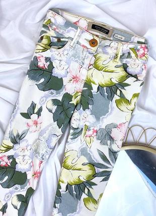 Белые брюки в цветы skinny