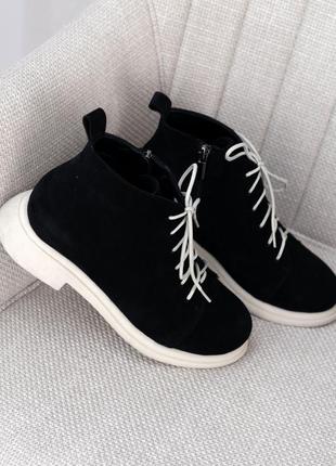 Чорні замшеві жіночі черевики на шнурках із бежевою підошвою