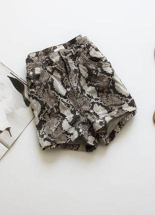 Класні джинсові шорти принт рептилія м 10 високі