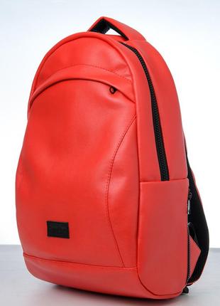 Вместительный красный рюкзак в спортзал