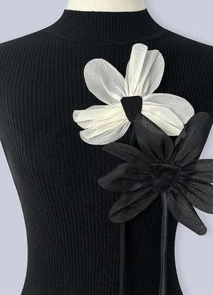 Набор из двух массивных брошек-цветок