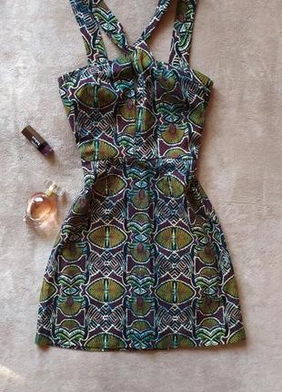 Приталенное платье интересного кроя в орнамент