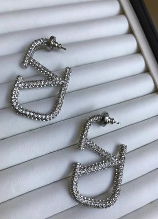 Брендовые серьги серебряного цвета в цирконах