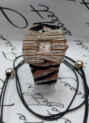 Годинник наручний ремінець під замша .довжина 22см. ширина 3см.