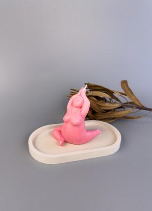 Ароматическая соевая свеча йогиня с эфирными аромамаслами на гипсовой подставке