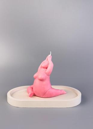 Ароматическая соевая свеча йогиня с эфирными аромамаслами на гипсовой подставке