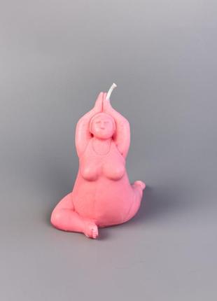 Ароматическая соевая свеча йогиня с эфирными аромамаслами на гипсовой подставке