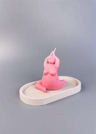 Ароматическая соевая свеча йогиня с эфирными аромамаслами на гипсовой подставке