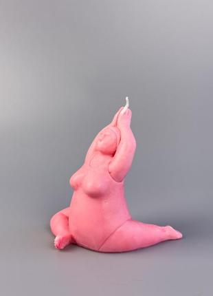 Ароматическая соевая свеча йогиня с эфирными аромамаслами на гипсовой подставке