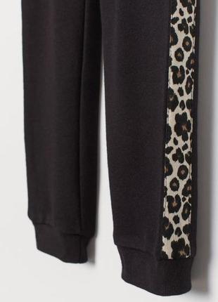 Спортивные штаны чёрные с леопардовой полоской девочки 4-5 лет от h&m2 фото