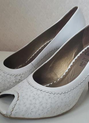 Белые туфли с ажурным эффектом caprice1 фото
