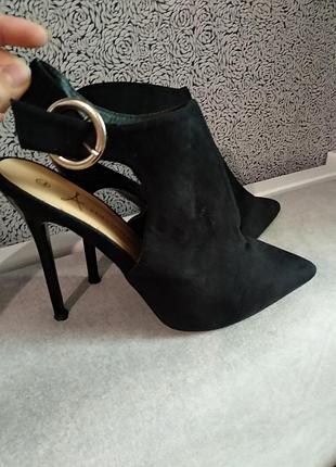 Закриті босоніжки.